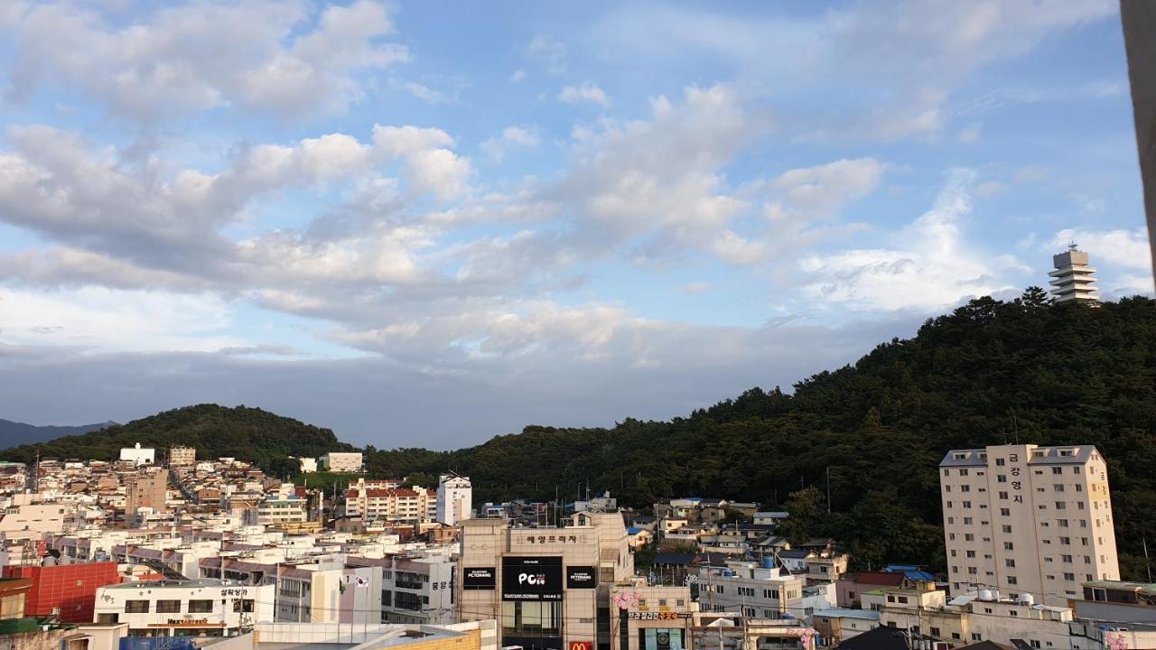 Jinhae Intercity Hotel Чангуон Екстериор снимка