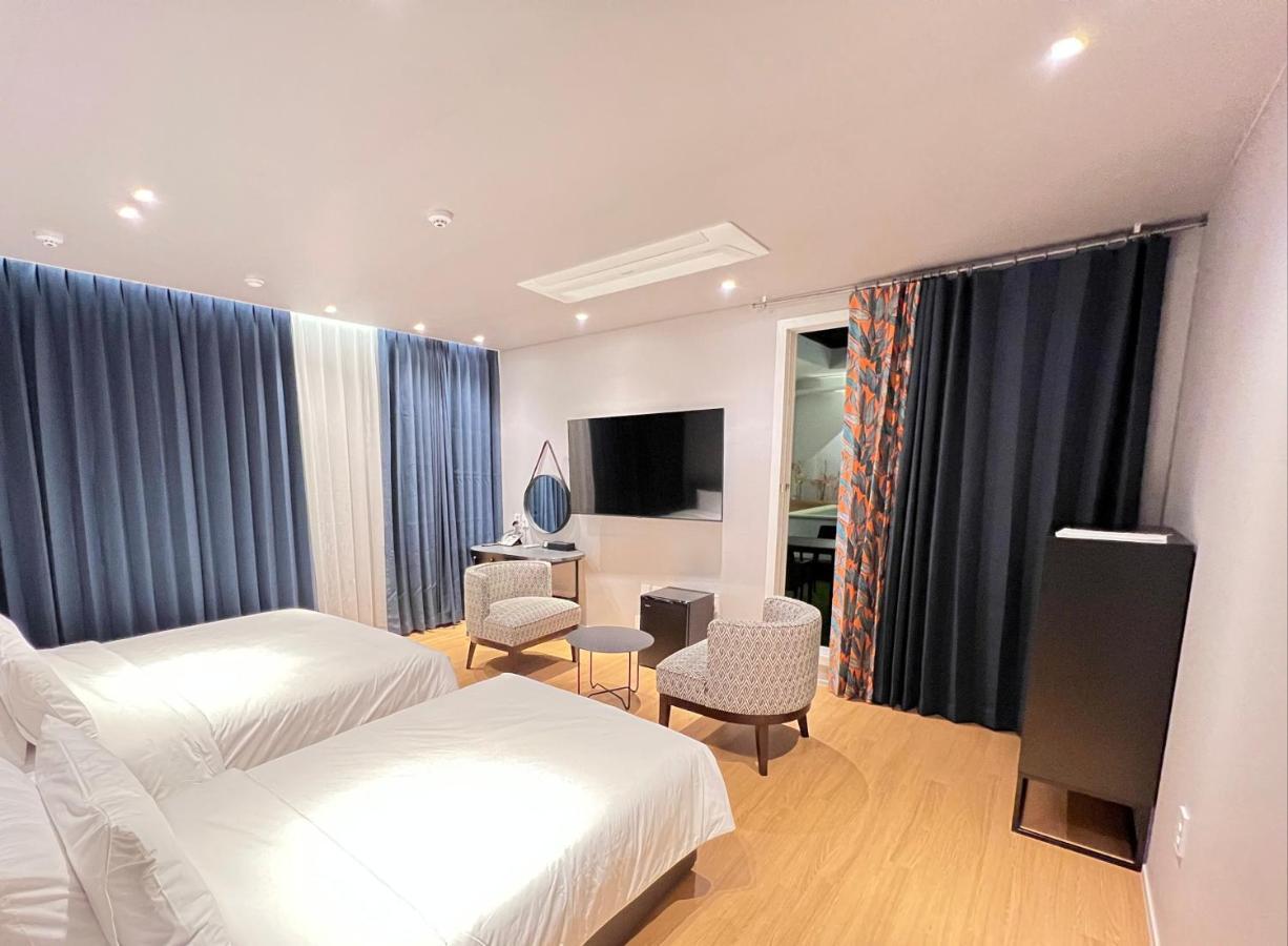 Jinhae Intercity Hotel Чангуон Екстериор снимка
